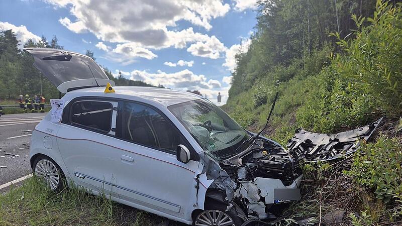 Rödental: Schwerer Unfall mit drei Fahrzeugen - B4 gesperrt Rödental: Schwerer Unfall mit drei Fahrzeugen - B4 gesperrt