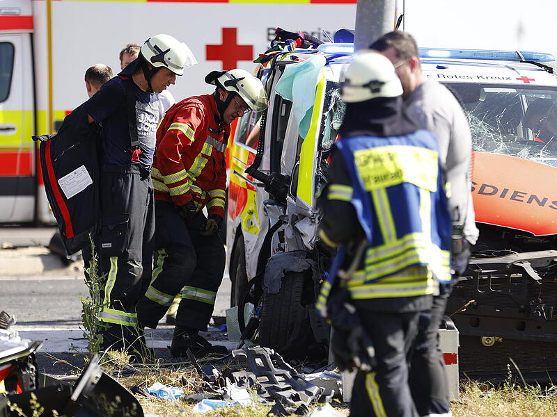 Unfall zwischen Notarzteinsatzfahrzeug und Auto