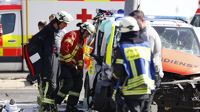 Unfall zwischen Notarzteinsatzfahrzeug und Auto