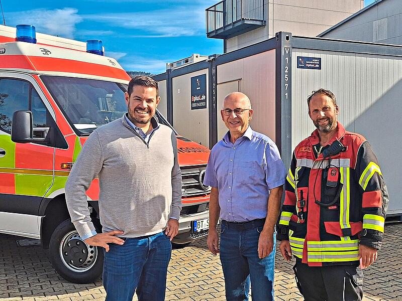 Sie freuen sich auf eine gute Partnerschaft (von links): Der Geschäftsführer der SKS Ambulanz, Korbinian Specht, der Marktrodacher Bürgermeister Thomas Hümmrich und Feuerwehr-Kommandant André Kestel.Veronika Schadeck Sie freuen sich auf eine gute Partnerschaft (von links): Der Geschäftsführer der SKS Ambulanz, Korbinian Specht, der Marktrodacher Bürgermeister Thomas Hümmrich und Feuerwehr-Kommandant André Kestel.Veronika Schadeck