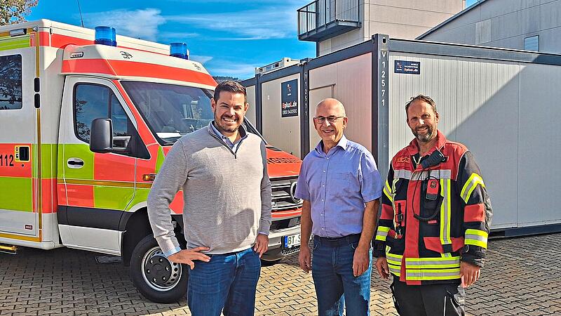 Sie freuen sich auf eine gute Partnerschaft (von links): Der Gesch&auml;ftsf&uuml;hrer der SKS Ambulanz, Korbinian Specht, der Marktrodacher B&uuml;rgermeister Thomas H&uuml;mmrich und Feuerwehr-Kommandant Andr&eacute; Kestel.Veronika Schadeck