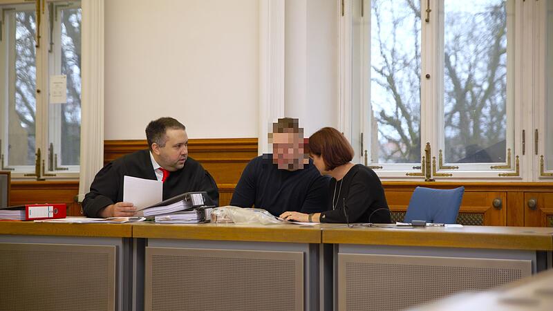 Der Angeklagte im Forchheimer Prozess um versuchten Totschlag, hier mit seinem Rechtsanwalt Karl Georg (links) und der Dolmetscherin.