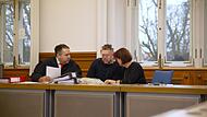 Der Angeklagte im Forchheimer Prozess um versuchten Totschlag, hier mit seinem Rechtsanwalt Karl Georg (links) und der Dolmetscherin.