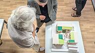 Ines-Ulrike Rudolph steht vor dem Modell eines Dreihaushofs. Ihr Büro in der Veit-Stoß-Straße 2 wurde nach der Podiumsveranstaltung eingeweiht.