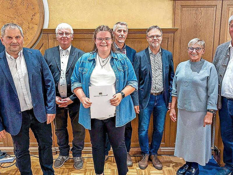 Die Ehrung für den Landkreis Forchheim (v. l.): Mattias Dotzler (Regierung von Oberfranken), Klaus Reininger (Regierung von Oberfranken), Willi Maier (Vorsitzender Prüfungsausschuss), Leonie Stadter, Holger Heilingloh (Vorsitzender Prüfungsausschu...
