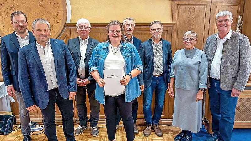 Die Ehrung für den Landkreis Forchheim (v. l.): Mattias Dotzler (Regierung von Oberfranken), Klaus Reininger (Regierung von Oberfranken), Willi Maier (Vorsitzender Prüfungsausschuss), Leonie Stadter, Holger Heilingloh (Vorsitzender Prüfungsausschu...