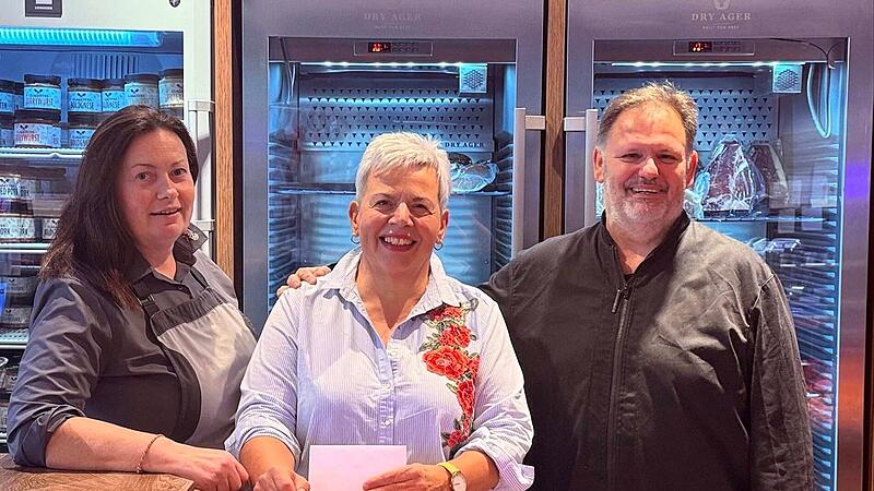 Sabine Klöffel bei Metzgerei Glasauer verabschiedet Sabine Klöffel (Mitte) wurde vom Metzgereiteam verabschiedet. Neben ihr stehen Heike und Stephan Glasauer.