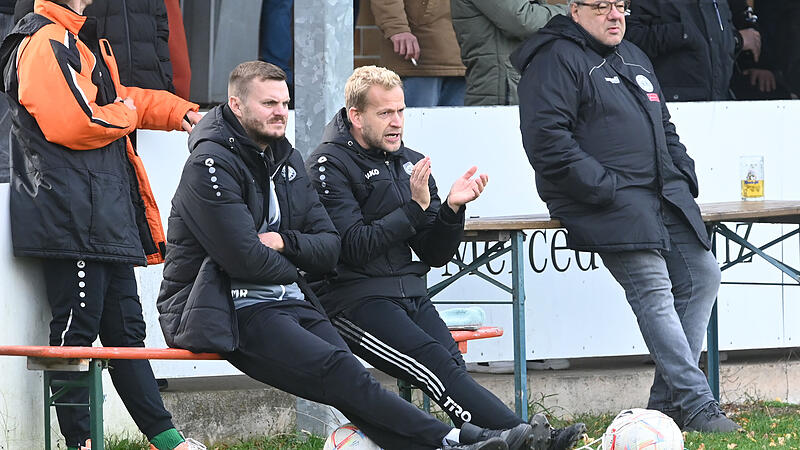 Jakob Engelmann (rechts) neben dem Ebersdorfer Spielleiter Markus Rei&szlig;enweber