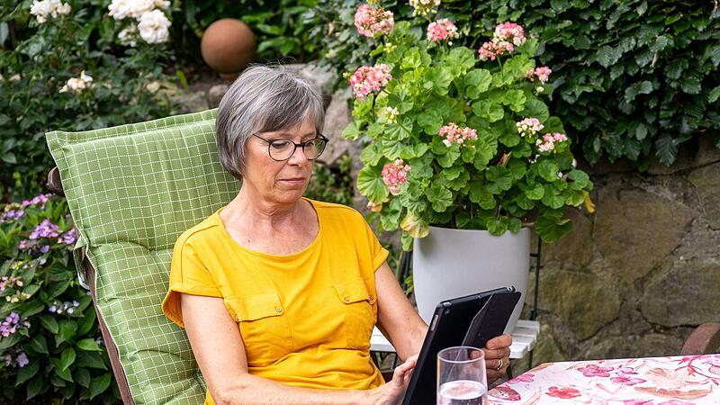 Frau schaut auf ein Tablet