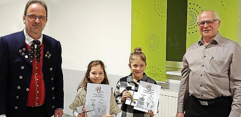 Verabschiedet wurde Wolfgang Hefner als 1. Vorsitzender (noch kommissarisch weiter im Amt), geehrt wurden Ella Pfennig und Paula Müller. Mit im Bild Elmar Brehm (stellvertretender Vorsitzender Sängergruppe Bad Kissingen) Verabschiedet wurde Wolfgang Hefner als 1. Vorsitzender (noch kommissarisch weiter im Amt), geehrt wurden Ella Pfennig und Paula Müller. Mit im Bild Elmar Brehm (stellvertretender Vorsitzender Sängergruppe Bad Kissingen)