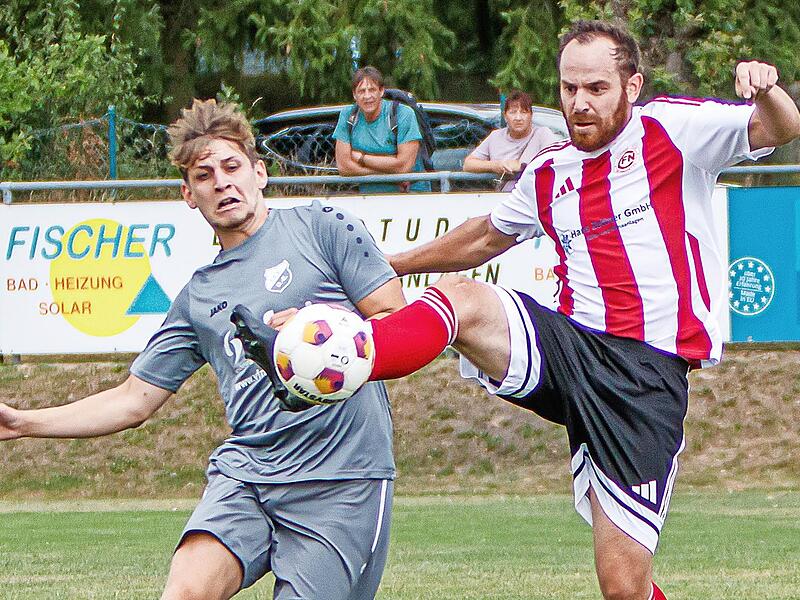 Der Neuenmarkter Spielertrainer André Haack (rechts) klärt mit hohem Bein vor deinem Donndorfer. Der Neuenmarkter Spielertrainer André Haack (rechts) klärt mit hohem Bein vor deinem Donndorfer.
