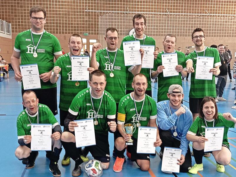 So sehen Sieger aus: Zum dritten Mal in Folge eroberte das Team Wefa Ahorn die Spitze der 1. Liga beim Hallenfu&szlig;ball-Cup.