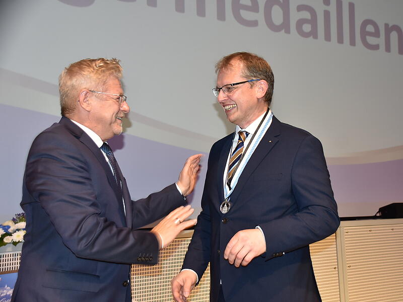 Auch der amtierende OB Ralf Hartnack (links) erhielt die Silberne B&uuml;rgermedaille &ndash; &uuml;berreicht vom 2. B&uuml;rgermeister Frank Wilzok.
