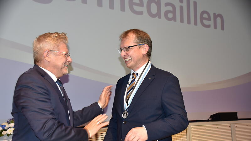 Auch der amtierende OB Ralf Hartnack (links) erhielt die Silberne B&uuml;rgermedaille &ndash; &uuml;berreicht vom 2. B&uuml;rgermeister Frank Wilzok.