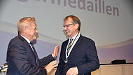 Auch der amtierende OB Ralf Hartnack (links) erhielt die Silberne B&uuml;rgermedaille &ndash; &uuml;berreicht vom 2. B&uuml;rgermeister Frank Wilzok.