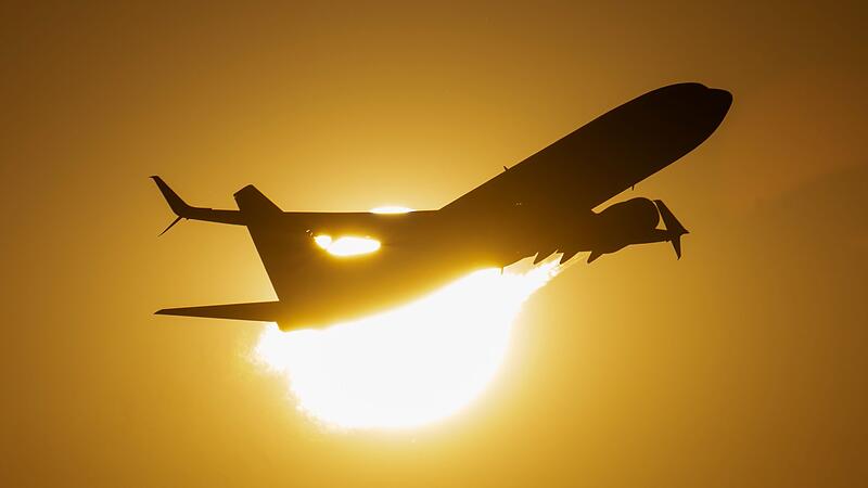 Flugzeug vor der Sonne Flugzeug vor der Sonne