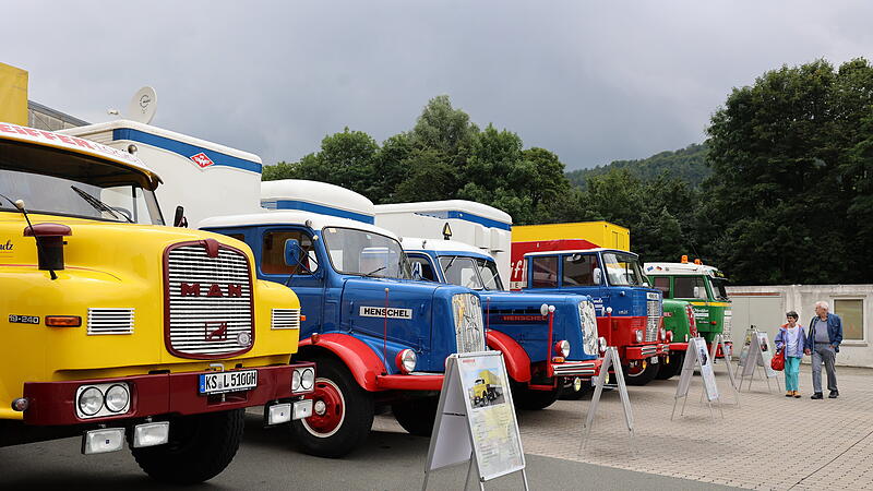 Stehen und staunen &ndash; die alten Laster sorgten bei den Fans f&uuml;r so manches Schmunzeln.