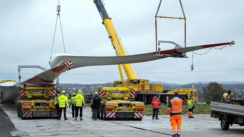 Ende vergangener Woche wurden die Fl&uuml;gel f&uuml;r das neue Windrad am Bretzenstein bei Kaltenbrunn abgeladen und zwischengelagert. Von dort aus kann die Reise weitergehen.