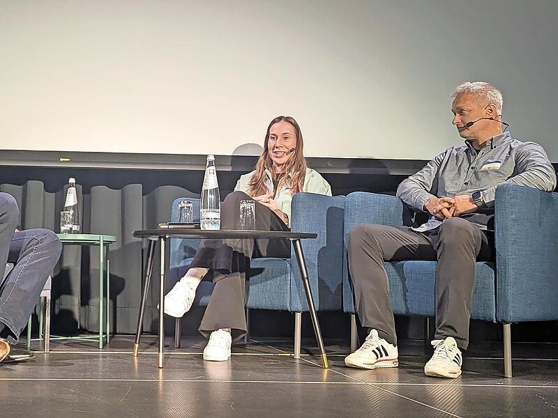 Informative Talkrunde zum Jubiläum: Moderator Thorsten Otto und die Gäste Bernd Montag, Svenja Brunckhorst und Christian Wück (v.l.) auf der blauen Couch.