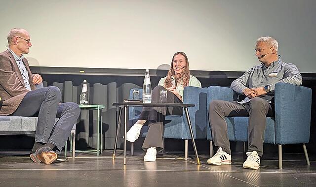 Informative Talkrunde zum Jubiläum: Moderator Thorsten Otto und die Gäste Bernd Montag, Svenja Brunckhorst und Christian Wück (v.l.) auf der blauen Couch.