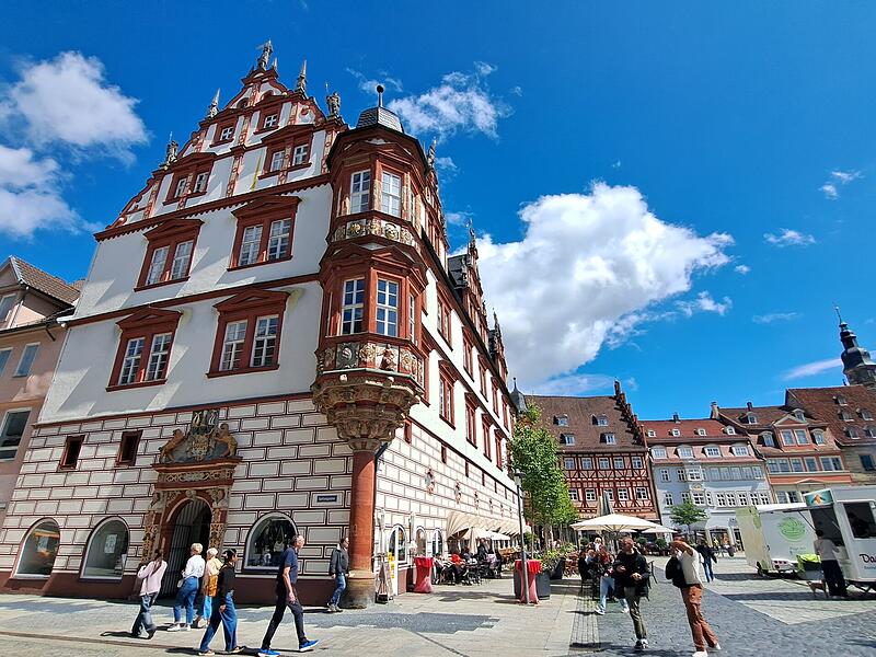Platanen statt Pflasterhitze: Coburgs Marktplatz k&ouml;nnte bald gr&uuml;ner werden. Doch der Denkmalschutz steht dem Vorhaben kritisch gegen&uuml;ber.