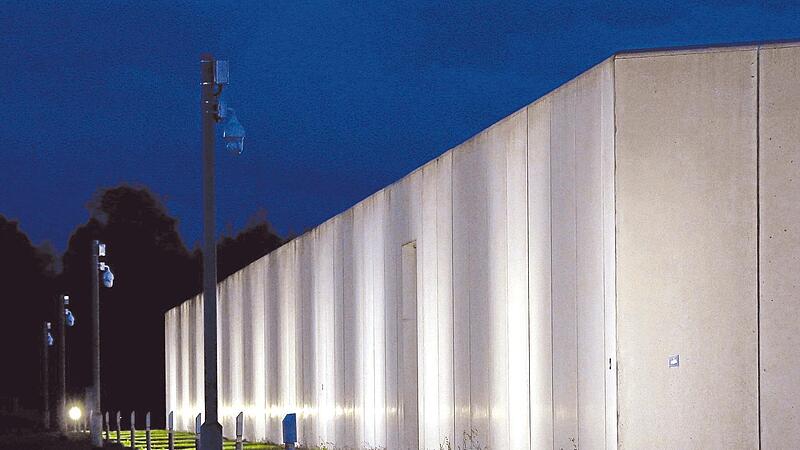 Ein Prozess soll Licht in die dunklen Machenschaften der Augsburger Gef&auml;ngnisleitung bringen.