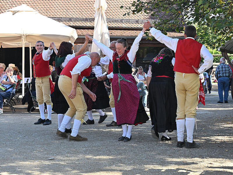 Die Fränkischen Volkstanzgruppe aus Kitzingen tanzt beim Weinfest in Ebermannstadt.Forchheim & Fränkische Schweiz Die Fränkischen Volkstanzgruppe aus Kitzingen tanzt beim Weinfest in Ebermannstadt.