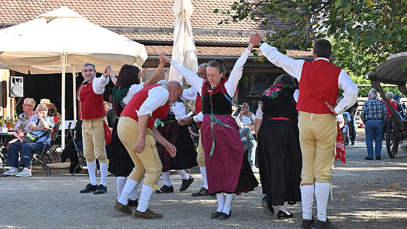 Die Fr&auml;nkischen Volkstanzgruppe aus Kitzingen tanzt beim Weinfest in Ebermannstadt.