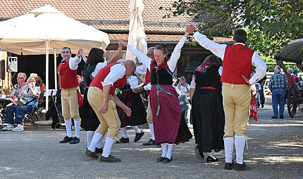 Die Fr&auml;nkischen Volkstanzgruppe aus Kitzingen tanzt beim Weinfest in Ebermannstadt.