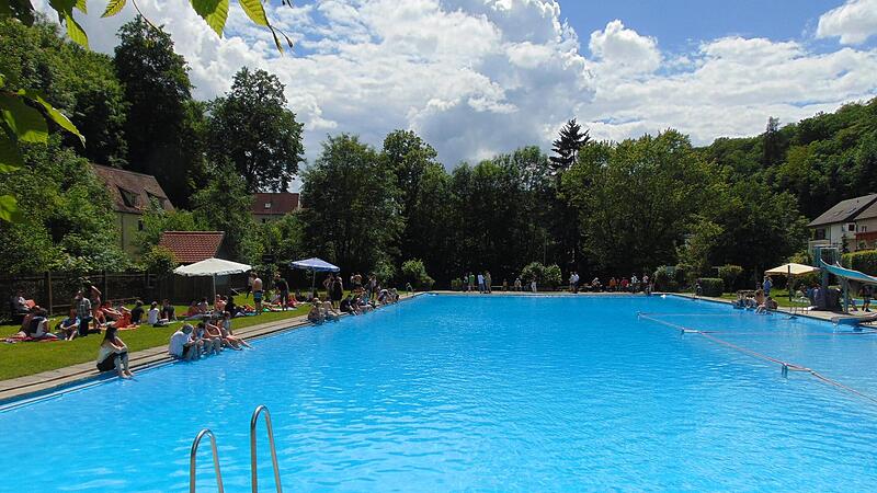 Das Gr&auml;fenberger Freibad mit seinem 50-Meter-Schwimmbecken muss f&uuml;r viel Geld saniert werden.Forchheim & Fr&auml;nkische Schweiz