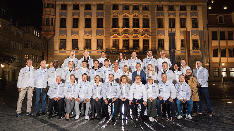Stadtratswahl 2026: Unmittelbar nach der Nominierung stellten sich die Kandidatinnen und Kandidaten der Coburger CSU zum Gruppenfoto vor dem Rathaus auf.