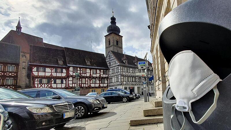 Für den Landkreis Forchheim sind die Sieben-Tage-Inzidenz-Werte der kommenden Tage entscheidend:  Es drohen erneut strengere Kontaktbeschränkungen, Ausgangssperre, Schließung der Schulen und des Einzelhandels.Forchheim & Fränkische Schweiz