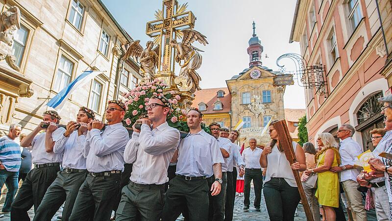 Das Reliquienkreuz wiegt 600 Kilogramm. Einige Männer sind notwendig, um es durch die Stadt zu tragen. Das Reliquienkreuz wiegt 600 Kilogramm. Einige Männer sind notwendig, um es durch die Stadt zu tragen.
