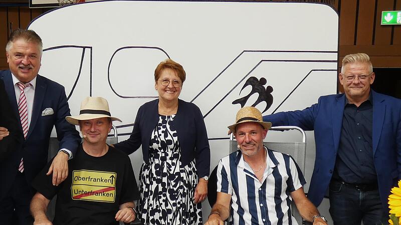 .Bei der Verabschiedung von Realschuldirektorin Monika Hild stand einen Campingplatz mit den beiden Konrektoren Markus Popp und Matthias Höhn als Camper im Mittelpunkt. Mit im Bild Landrat Klaus Peter Söllner (links) und Bürgermeister Frank Wilzok...