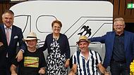 .Bei der Verabschiedung von Realschuldirektorin Monika Hild stand einen Campingplatz mit den beiden Konrektoren Markus Popp und Matthias Höhn als Camper im Mittelpunkt. Mit im Bild Landrat Klaus Peter Söllner (links) und Bürgermeister Frank Wilzok...