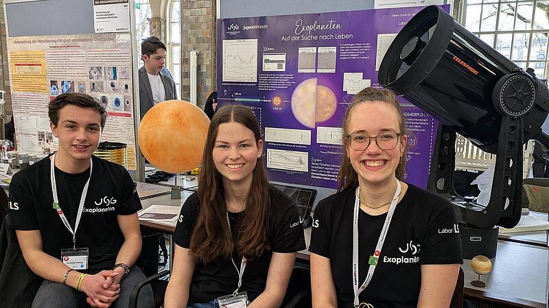 Die Bad Kissinger Jack-Steinberger-Gymnasiasten Dominik Freitag (von links), Natalie Nieten und Letizia Albert waren mit ihrer Suche nach Leben auf zwei Exoplaneten die Gewinner in der Kategorie Geo- und Raumwissenschaft