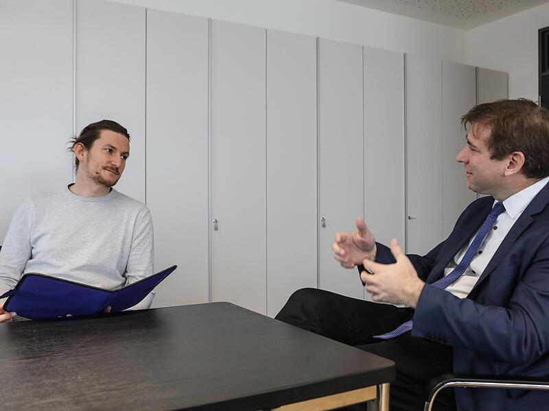 FT Redakteur Stephan Gro&szlig;mann im Gespr&auml;ch mit Landrat Hermann Ulm.Forchheim & Fr&auml;nkische Schweiz