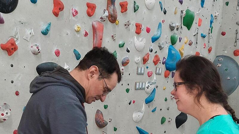 Hilfestellung kommt von den Mitgliedern des Alpenvereins Coburg