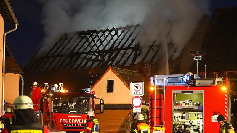 Der Dachstuhl der Scheune in der Ehrenbürgstraße fing aus noch ungeklärter Ursache Feuer, teilt die Polizei Forchheim mit.Forchheim & Fränkische Schweiz