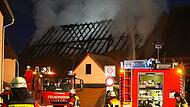 Der Dachstuhl der Scheune in der Ehrenbürgstraße fing aus noch ungeklärter Ursache Feuer, teilt die Polizei Forchheim mit.Forchheim & Fränkische Schweiz