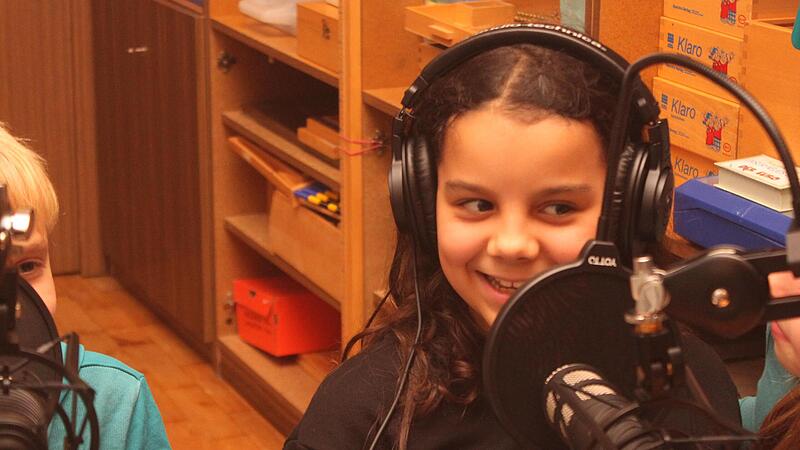 Kinder ans Mikrofon: Mit ihren eigenen Stimmen leiten die Sch&uuml;ler durch die Folge.