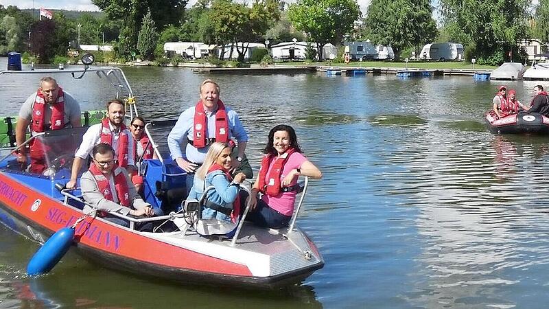 Bundestagsabgeordnete Dorothee B&auml;r (rechts im Boot vorne) informierte sich zusammen mit Tilman Kuban, dem Bundesvorsitzenden der Jungen Union, dem stellvertretenden JU-Bezirksvorsitzenden Thomas Siepak, JU-Kreisvorsitzender Steffi H&uuml;mpfner und Sands JU-Ortsverbandsvorsitzendem Julian M&uuml;ller &uuml;ber die Arbeit und die Einsatzmittel der Wasserwacht Eltmann.