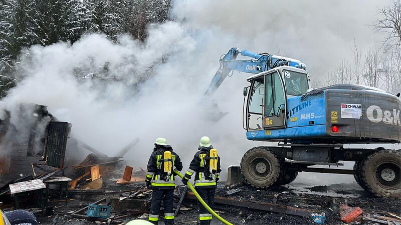 Alte Skih&uuml;tte in Ludwigsstadt brennt komplett ausBrand alte Skih&uuml;tte in Ludwigsstadt