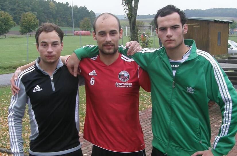 Auch in der kommenden Saison bleibt Marco Schmitt (Bildmitte) Trainer des TSV Thundorf, links und rechts seine beiden Brüder Andre und Manuel, die ebenfalls beim TSV kicken.