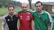 Auch in der kommenden Saison bleibt Marco Schmitt (Bildmitte) Trainer des TSV Thundorf, links und rechts seine beiden Brüder Andre und Manuel, die ebenfalls beim TSV kicken.