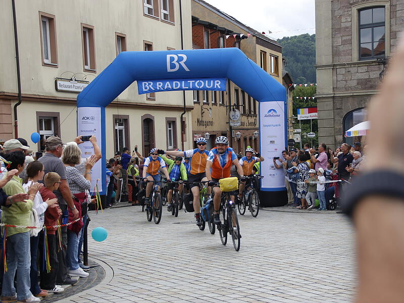 Zieleinfahrt der BR-Radltour 2025 in Hammelburg am MarktplatzZieleinfahrt der BR-Radltour 2025 in Hammelburg am Marktplatz