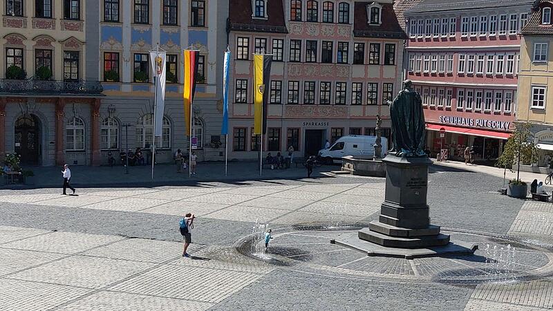 Donnerstagmittag in Coburg: Ein Kind kühlt sich in den Fontänen am Albertdenkmal ab. Donnerstagmittag in Coburg: Ein Kind kühlt sich in den Fontänen am Albertdenkmal ab.