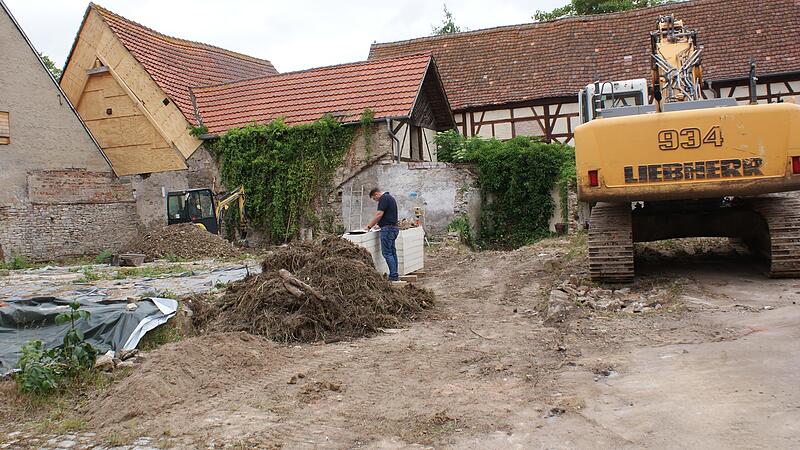 Mit dem Rückbau und der Entkernung der Keller ist die Baumaßnahme Quartier Winterstraße gestartet. Ab Juni soll es dann mit dem Hochbau weitergehen.