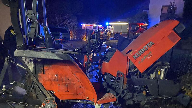 Abgefackelt: Der Traktor ist hin, einige weitere Fahrzeuge hoffnungslos besch&auml;digt, das Geb&auml;ude verru&szlig;t. Folgen einer Brandstiftung im Dezember 2022. Der Brandstifter wurde jetzt verurteilt.
