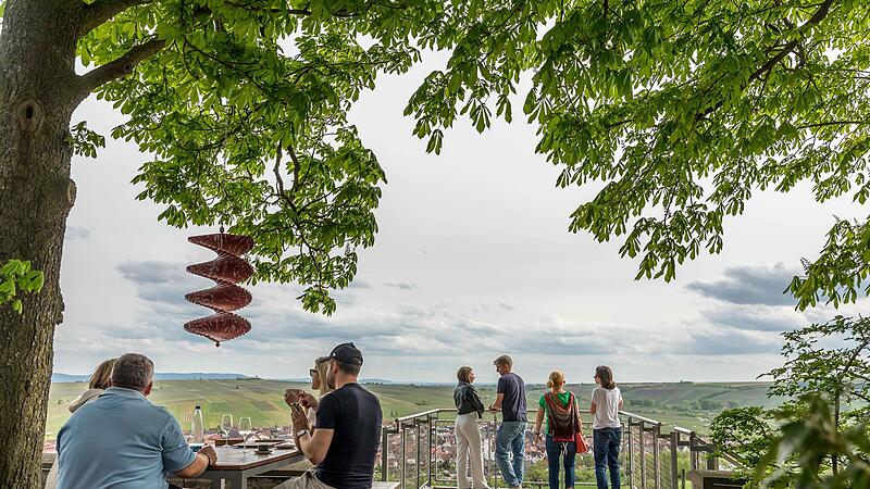 Eine Aussichtsplattform mit Blick auf den Altmain und die Weinberge rund um Nordheim und Escherndorf ist eines der Wahrzeichen der Vogelsburg. Eine Aussichtsplattform mit Blick auf den Altmain und die Weinberge rund um Nordheim und Escherndorf ist eines der Wahrzeichen der Vogelsburg.